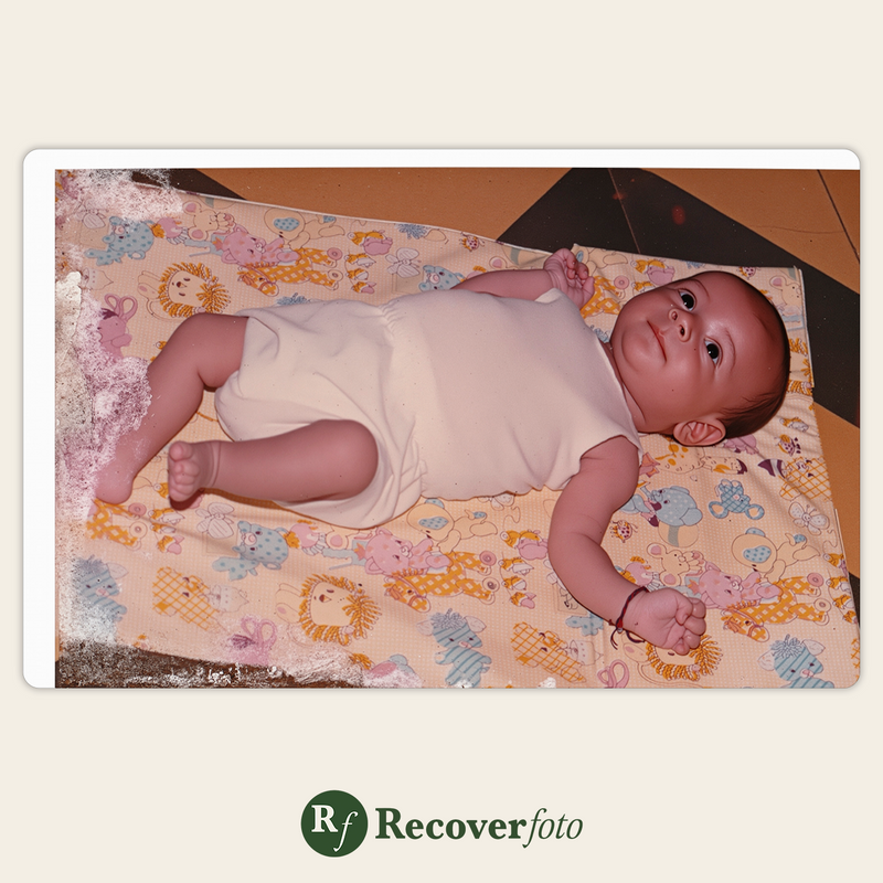Foto de bebe manchada y deteriorada en su parte izquierda - Antes